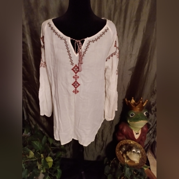 Natural Reflections Tops - Must Bundle Sale 5.00! NATURAL reflections embroidery top